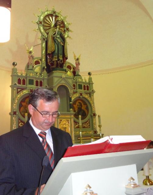Gujber László ünnepi beszéde, a háttérben István király.jpg